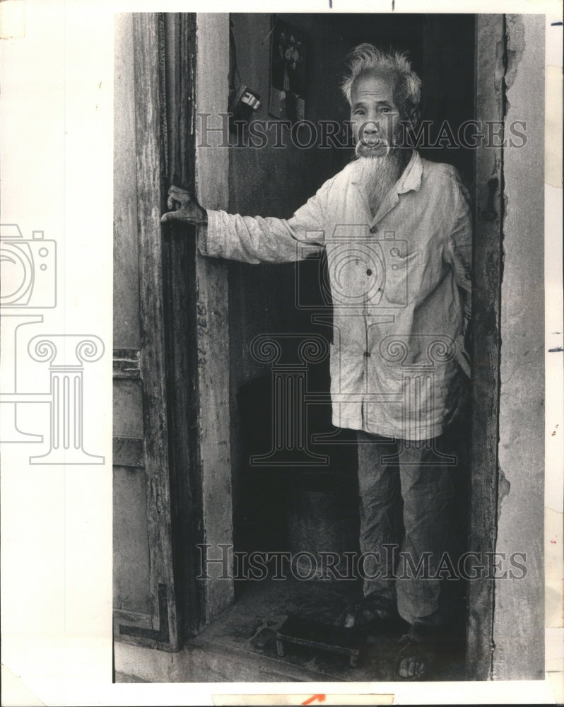 1986 Press Photo Hanoi--Old Man Christmas Day Bombing.