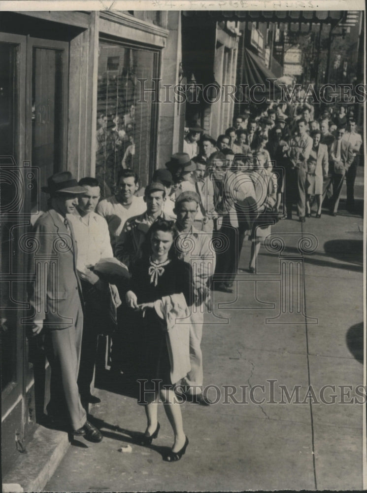 1946 Press Photo War Vets Seek Homes