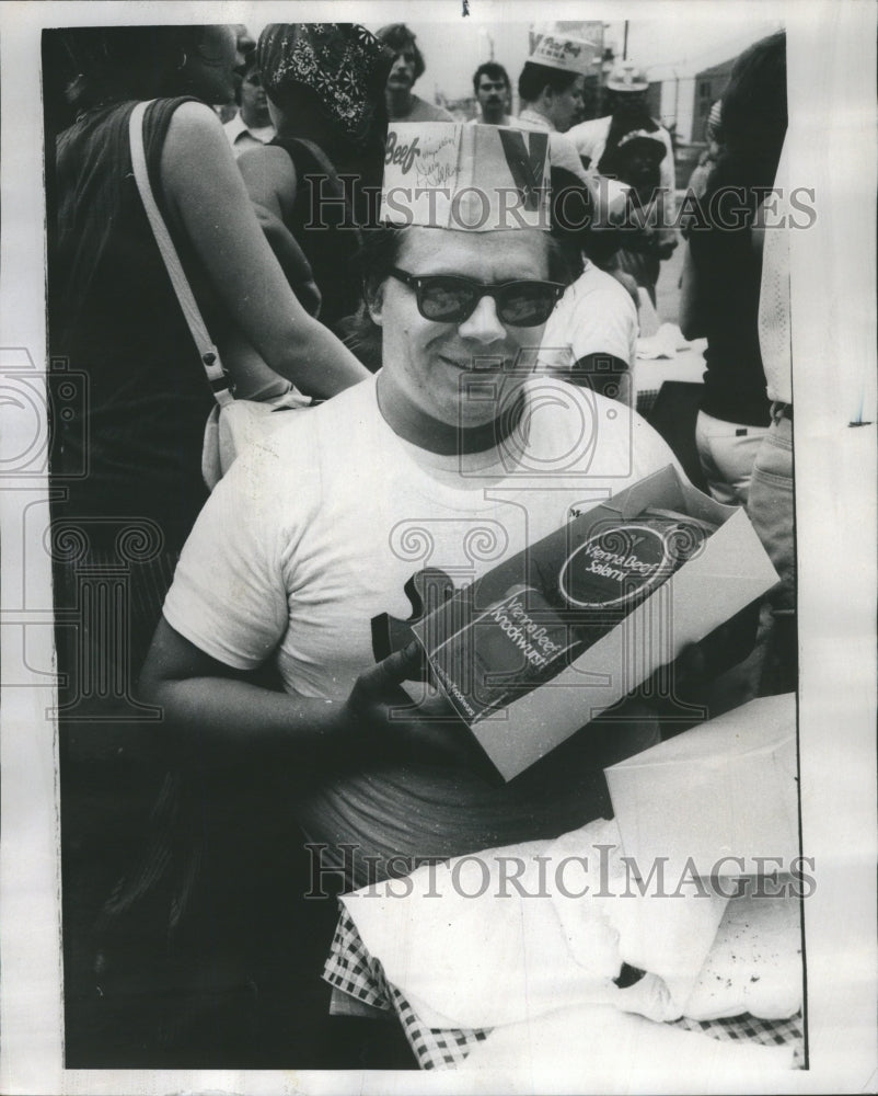 1975 Press Photo Kaminaki Manages Prizes Dogs Beats