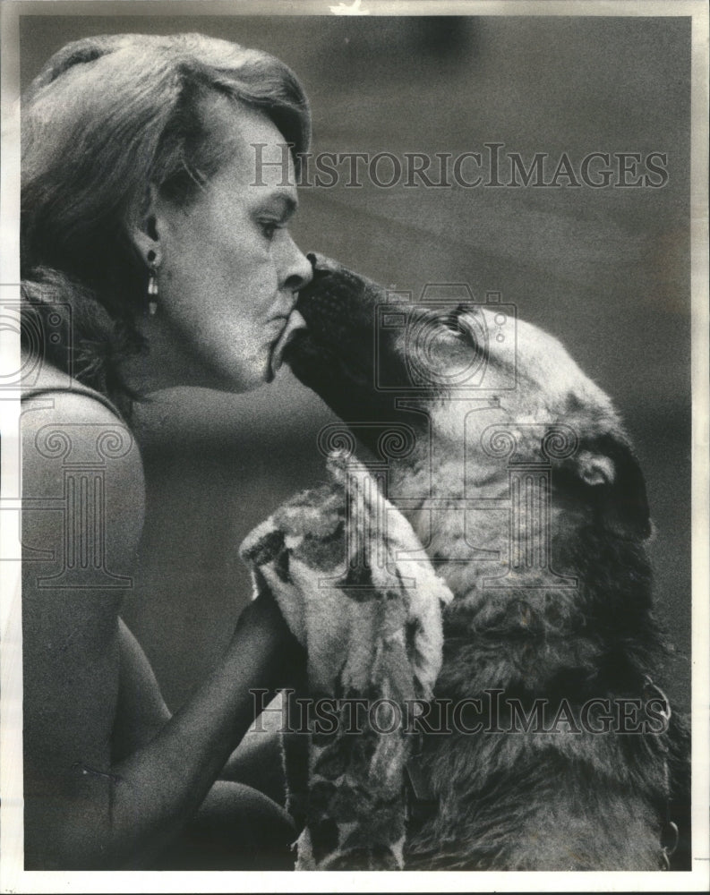 1985 Press Photo Dorina Quinn Smooched By Dog