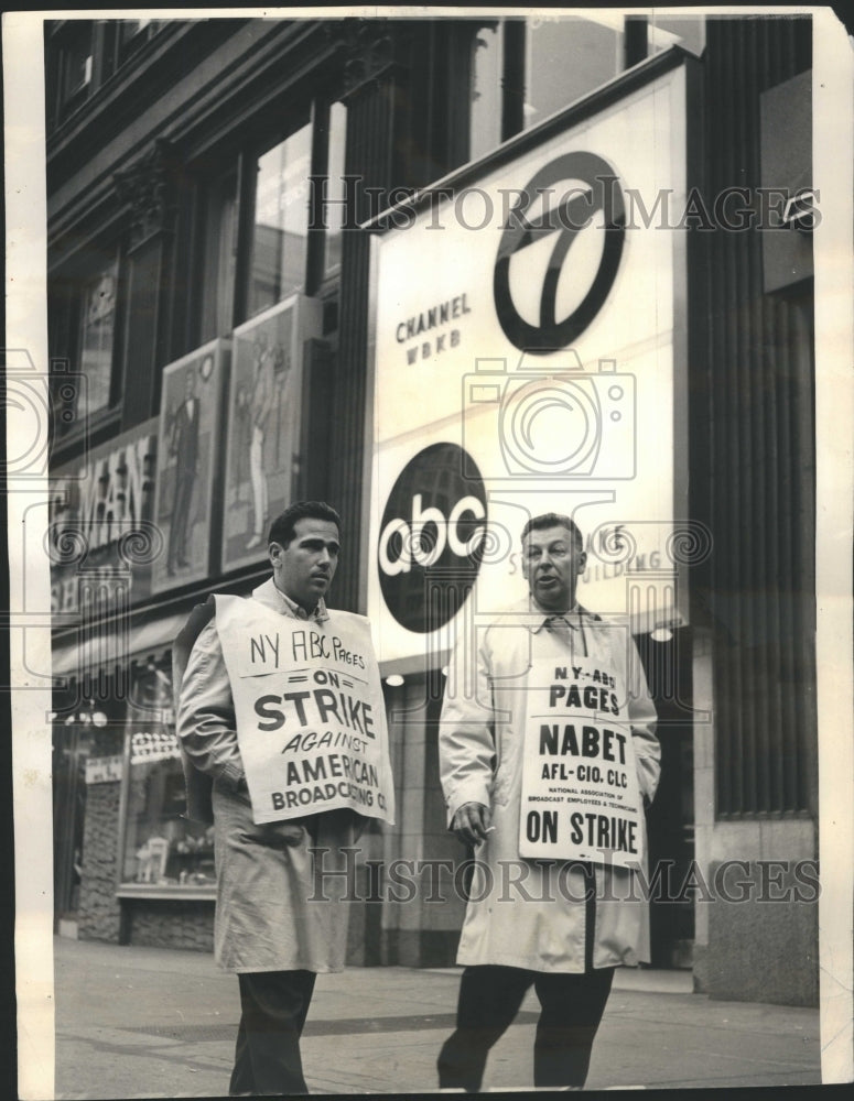 1964 Press Photo Picket Marchers In Front of State Lake