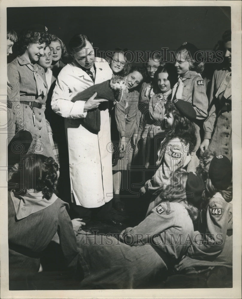 Press Photo Dr Demonstrates Cat-Bag