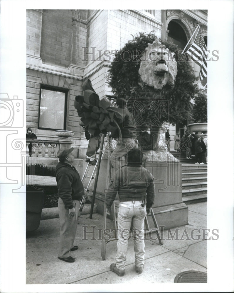 Press Photo Giant Wreaths Art Intitute Lions Festive