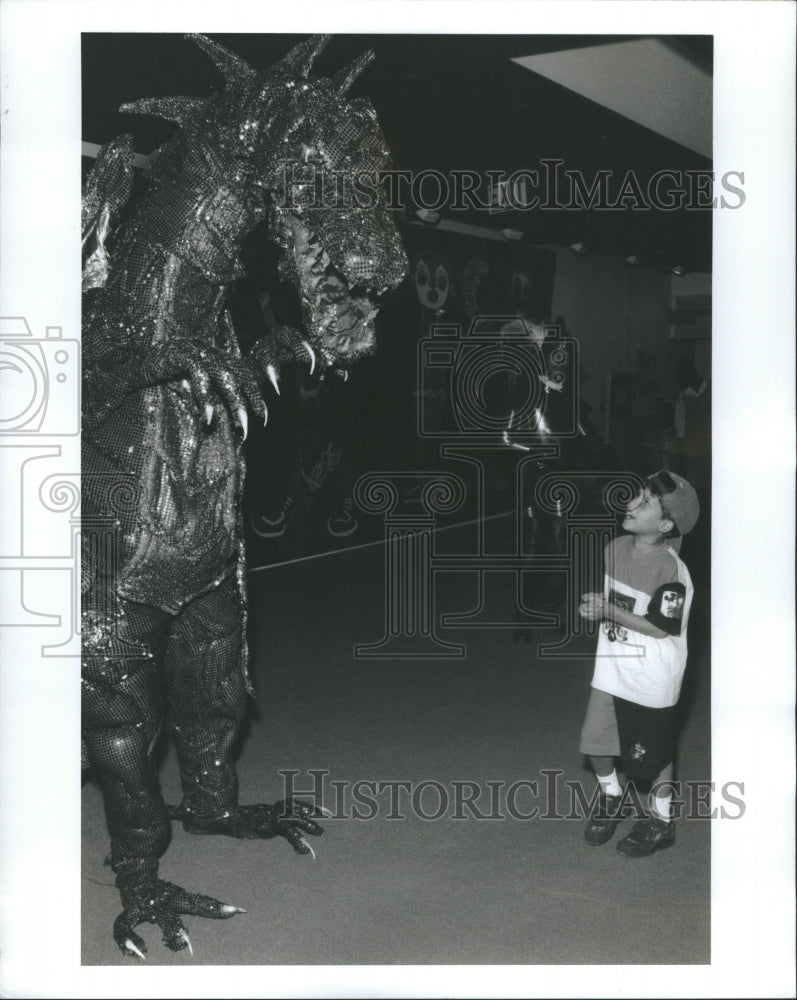 Press Photo Boy Looks at St. George and the Dragon