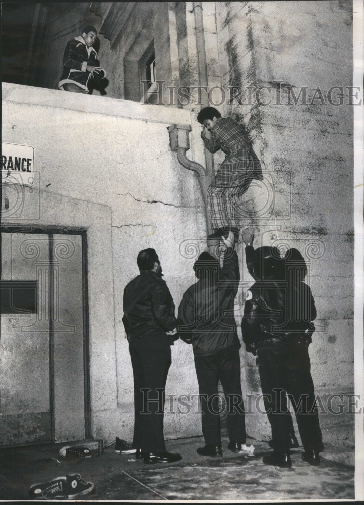 1975 Press Photo Rescue refers to operations t