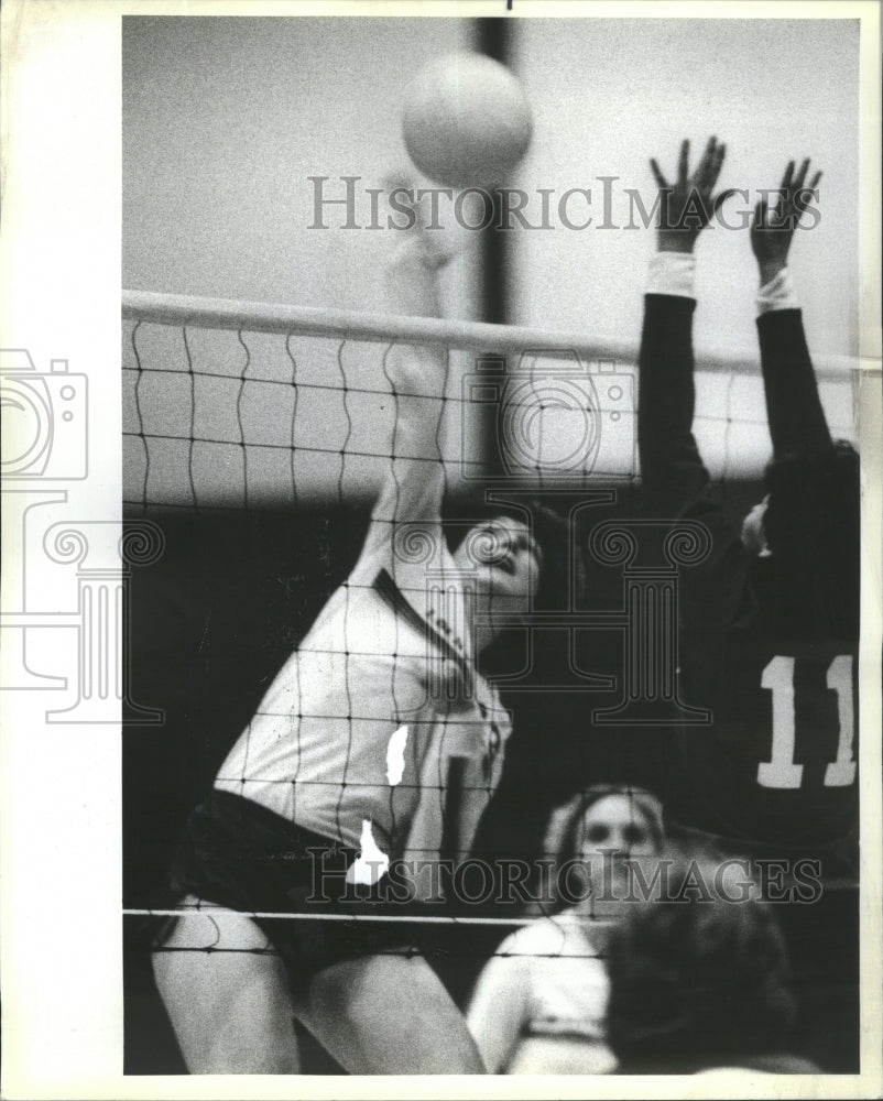 1984 Press Photo Volleyyball  Each team tries