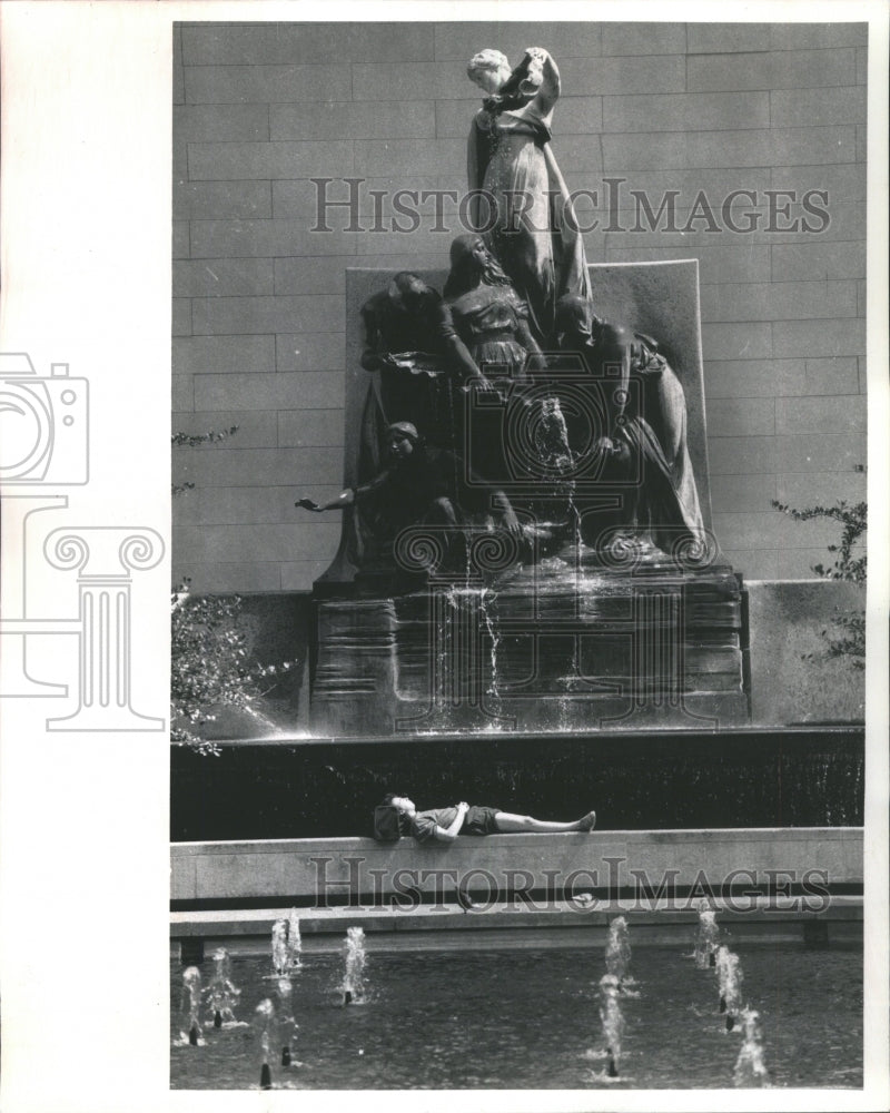 1991 Press Photo Art Institute Courtyard Chicago