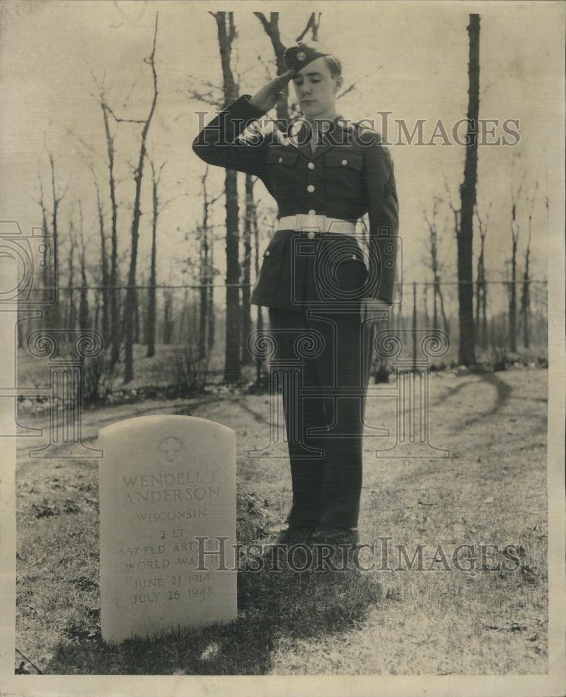 1950 Press Photo Jimmy Anderson at Grave of Dad Wendell