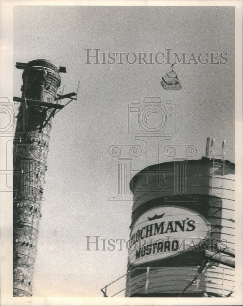 1980 Press Photo Charles Agee Clinging Chimney Rescue