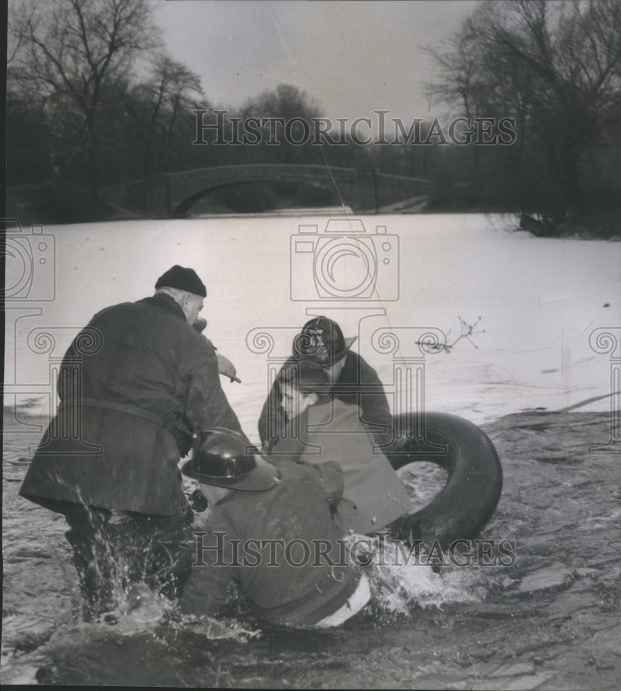 1962 Press Photo Firemen Rescue Boy From Icy Lagoon