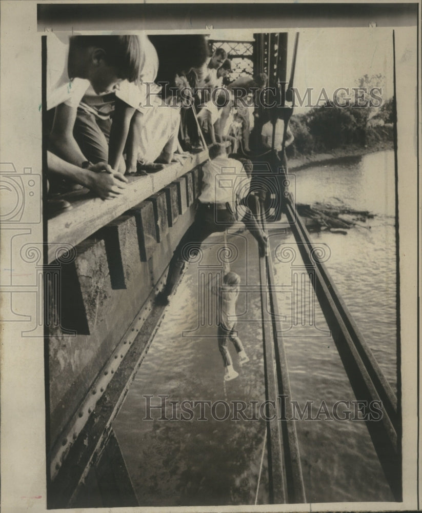 1971 Press Photo Rescue team