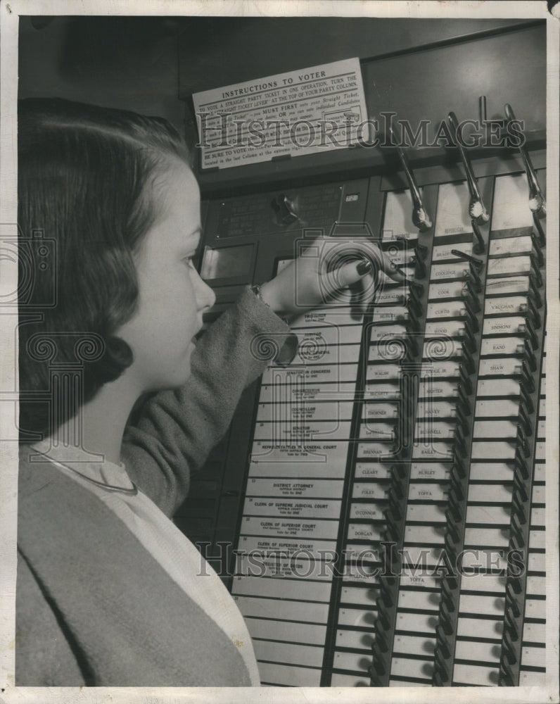 1947 Press Photo Voters Split Tickets Candidates Pushes