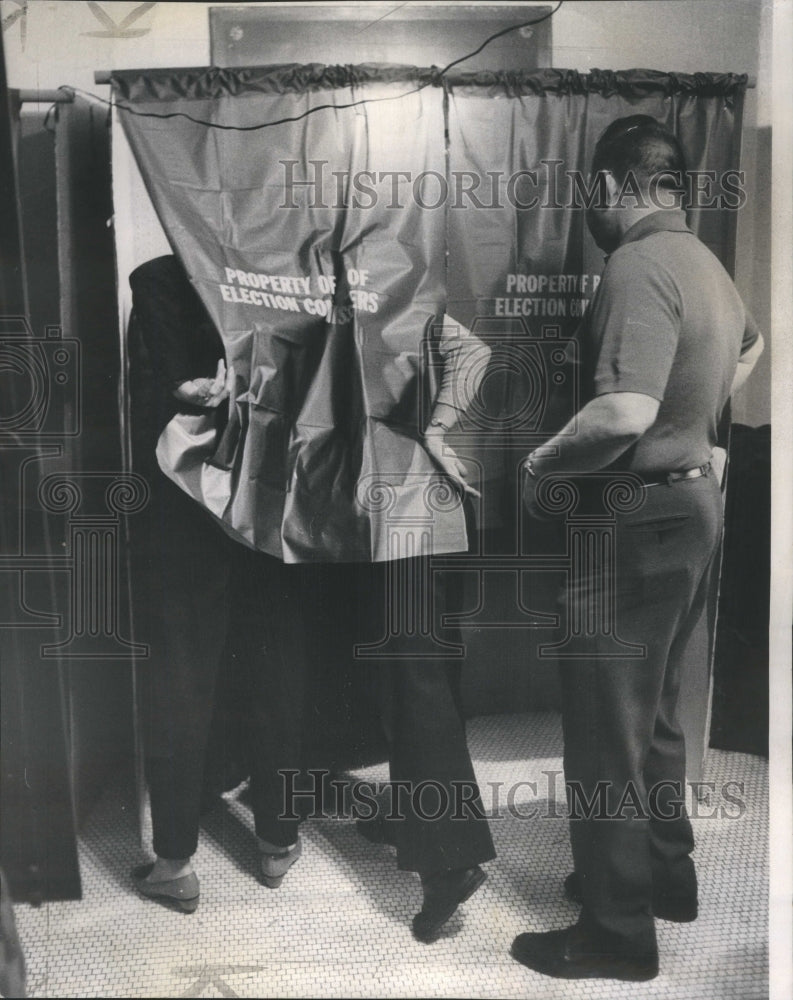 1971 Press Photo Volving Raleigh Hotel Heavyset man