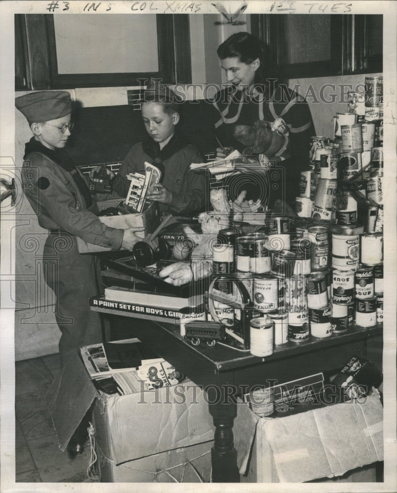 1946 Press Photo Boy Scouts Deliver Donations