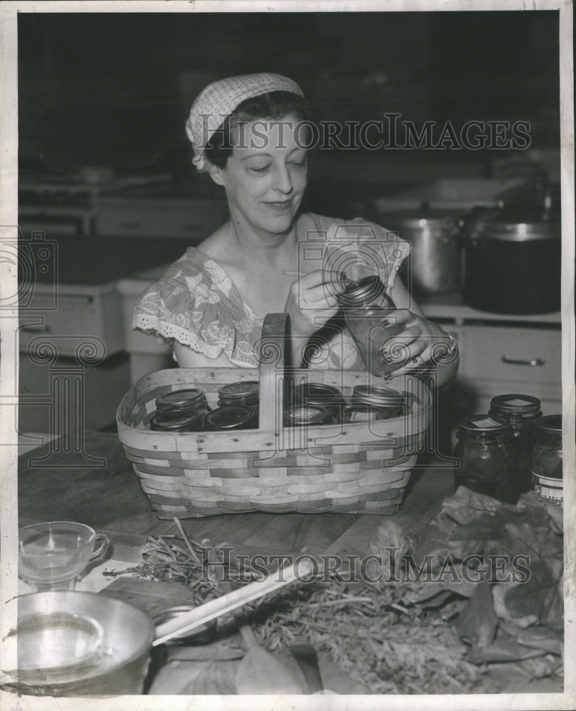 1945 Press Photo bottles Basket