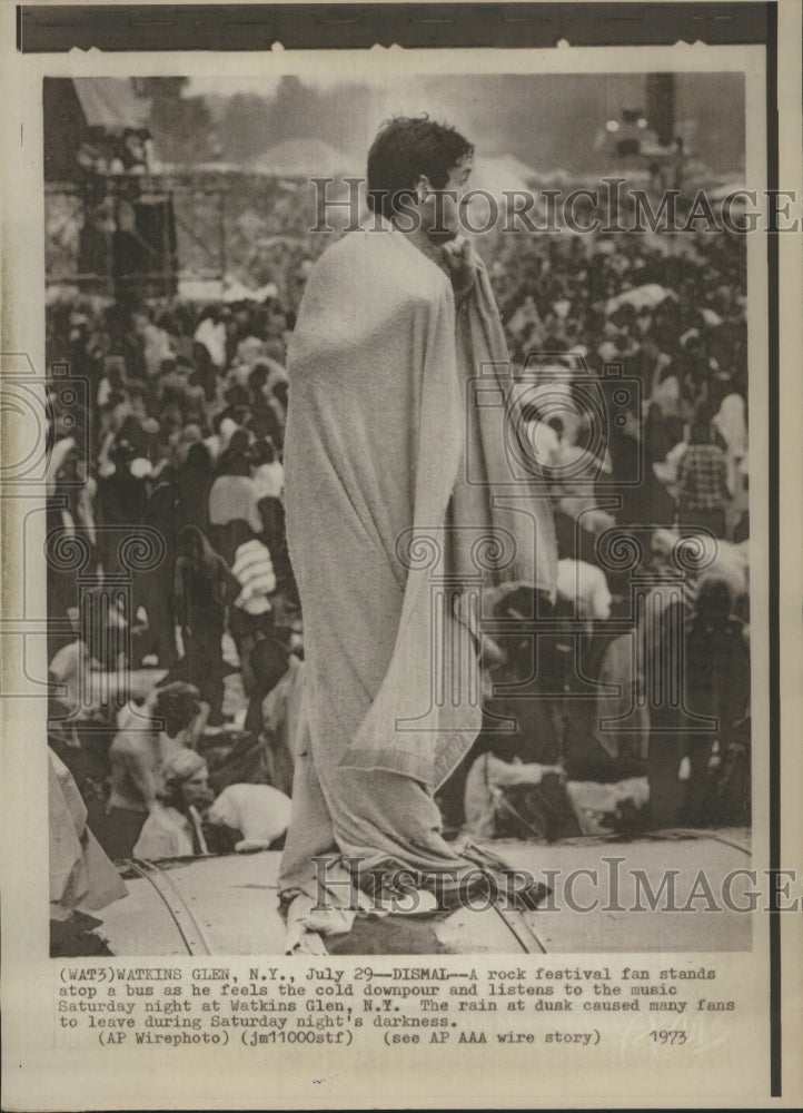 1973 Press Photo Rock Festival Walking to scene