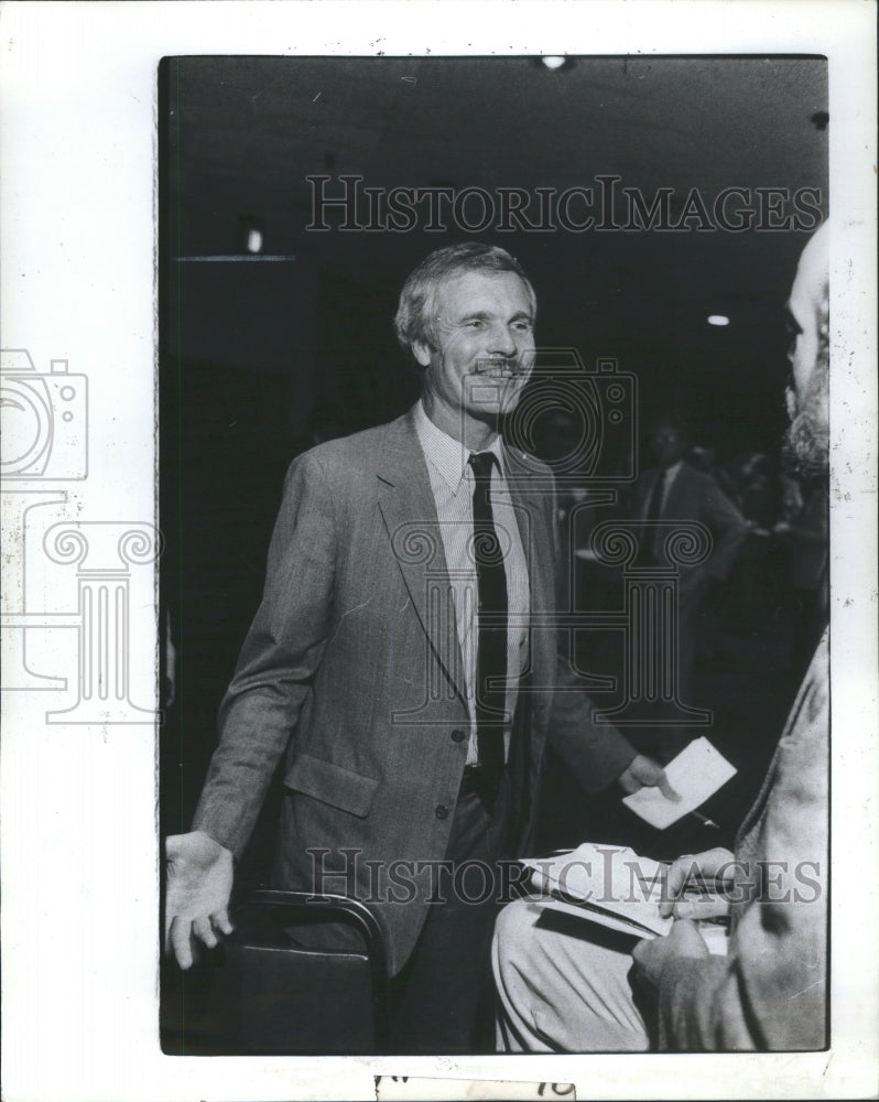 1982 Press Photo Man Picture Shows Broad Coasting Tuner