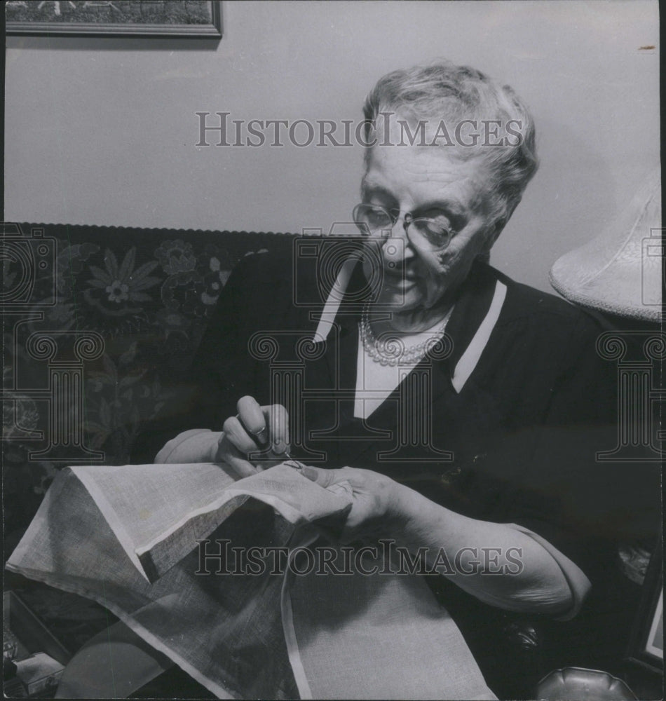 1949 Press Photo Needlepoint Sewing Sara Jane Old Lady