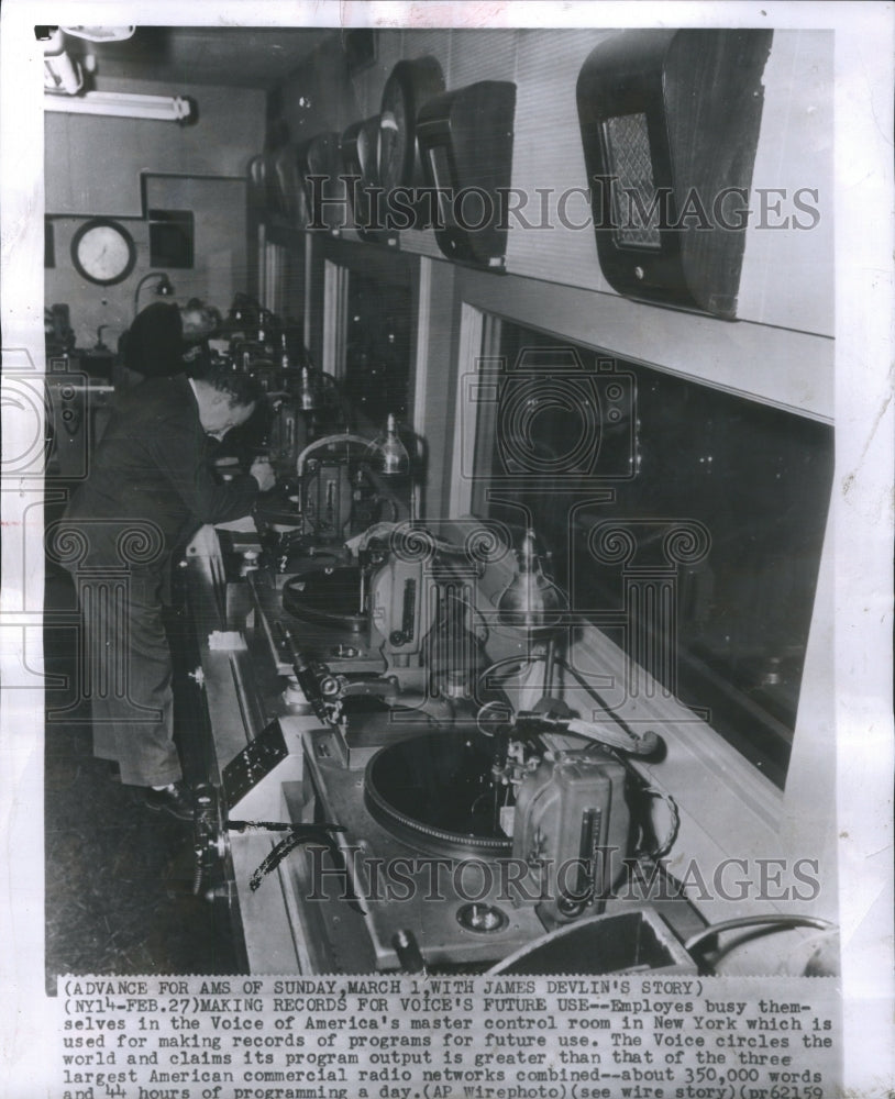 1953 Press Photo Voice of America Employees