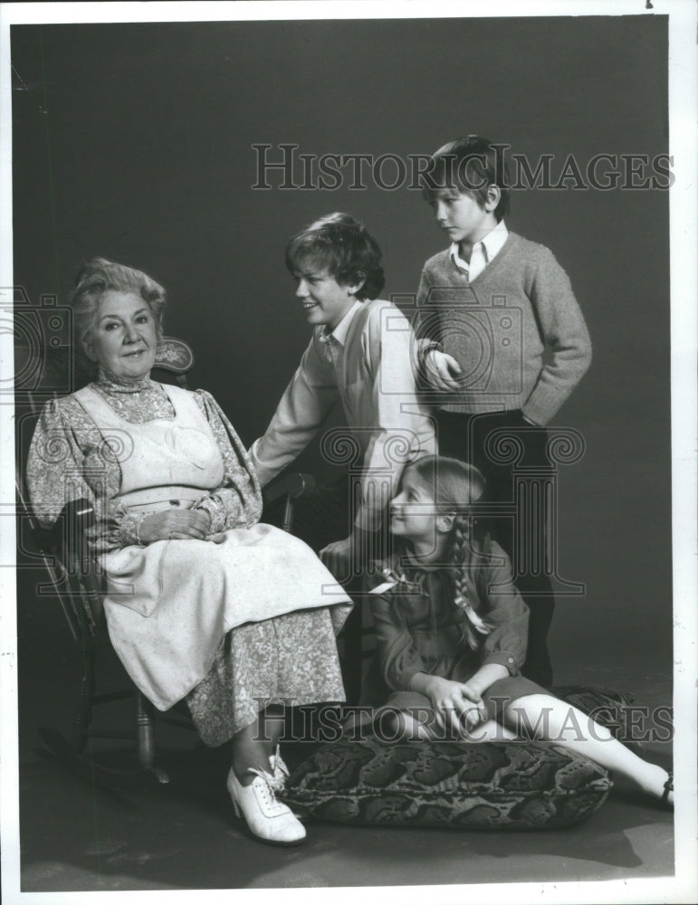 1982 Press Photo Admires Grandma Maureen Stapleton