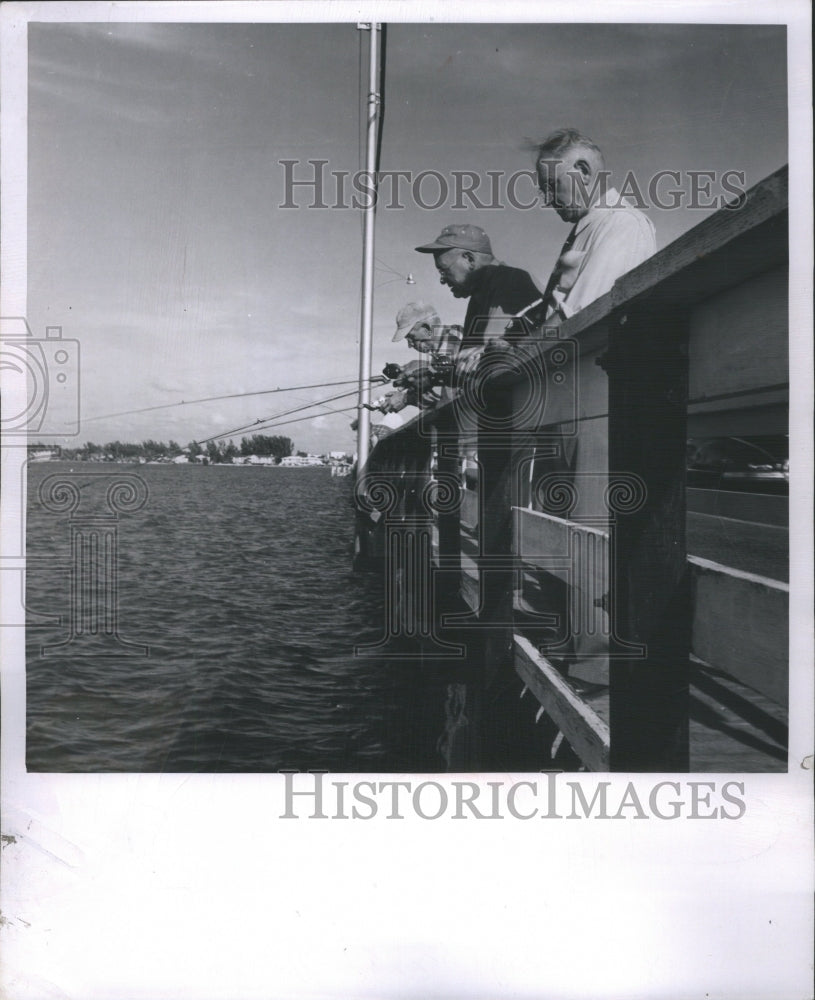 1958 Press Photo Fishing Hand Gathering, Spearing,