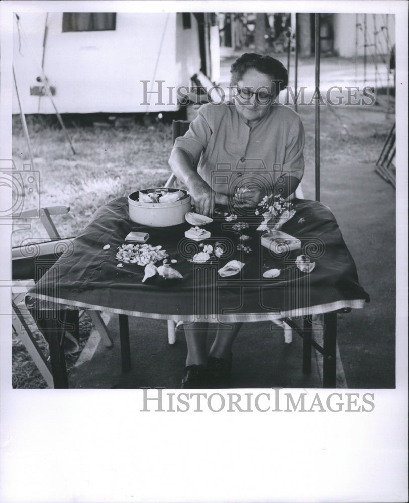 1953 Press Photo Pensioner Shells