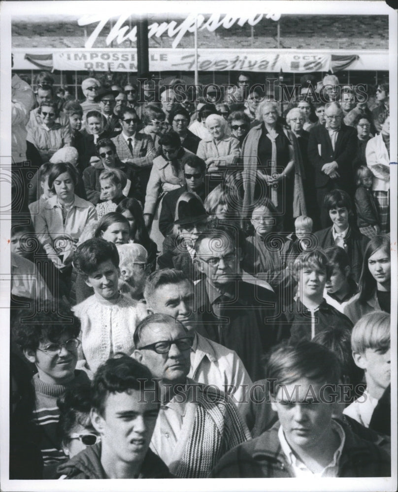 1970 Press Photo People Religious Ambiguous