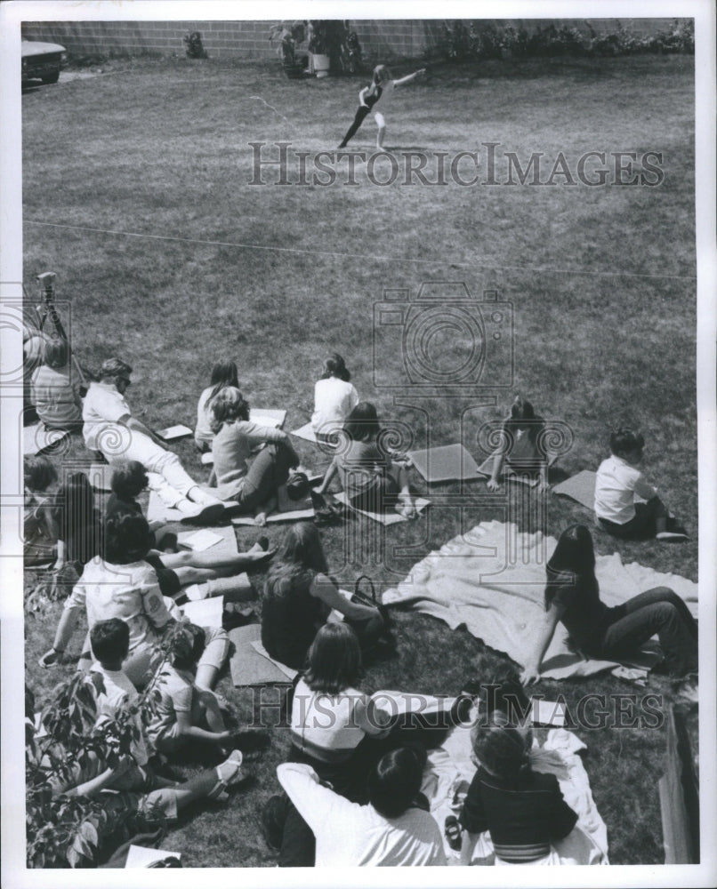 1971 Press Photo Crowd Watches Dancer Unitarian Church