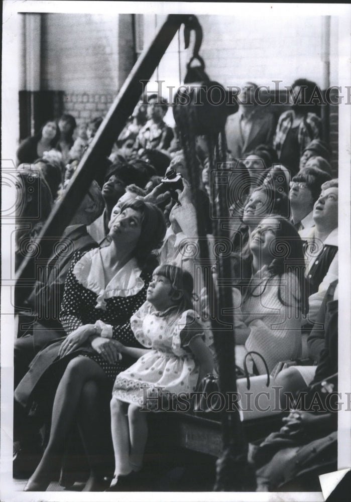 1973 Press Photo Rookie Firefighter Training Crowd