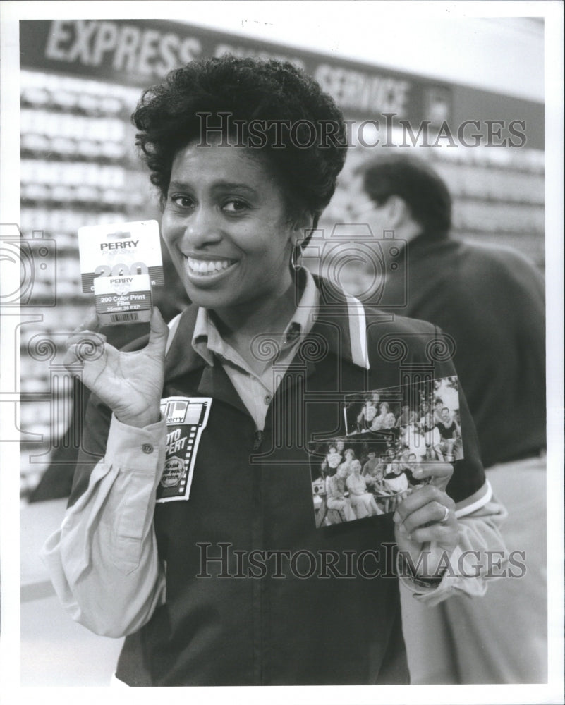 1990 Press Photo Perry Drug Worker Promoting Prints