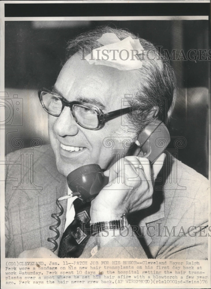 1976 Press Photo Cleveland Mayor Ralph Perk Banage Hair