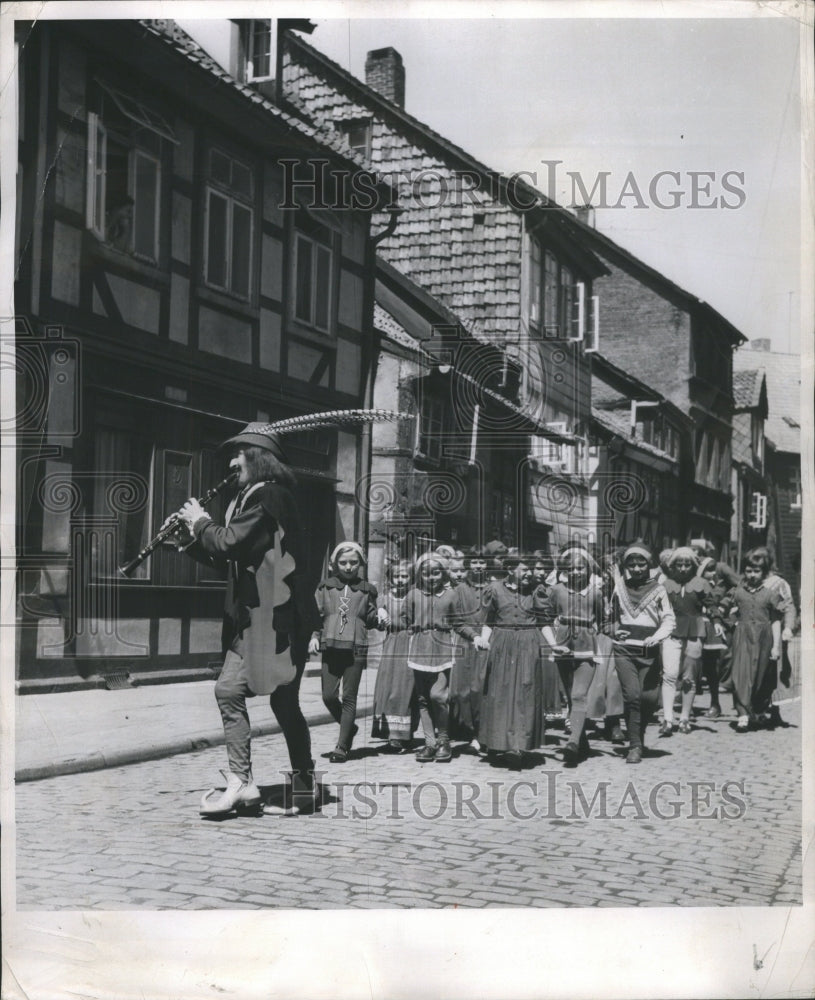 1956 Press Photo Man playing pied piper with kids