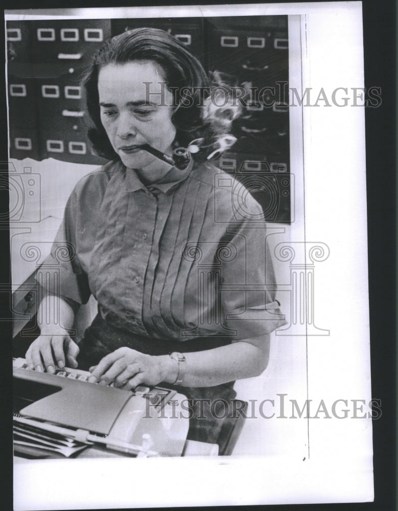 1964 Press Photo Woman choose a pipe over cigarettes