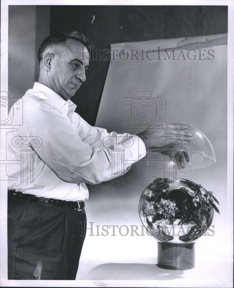 1961 Press Photo Leslie Mann Plastic Globe Flowers