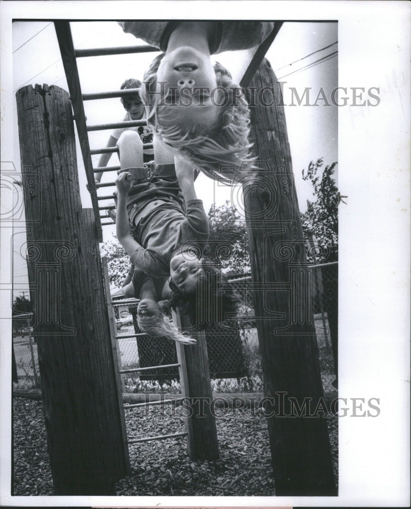 1979 Press Photo Children Games Playground Ian McCullou