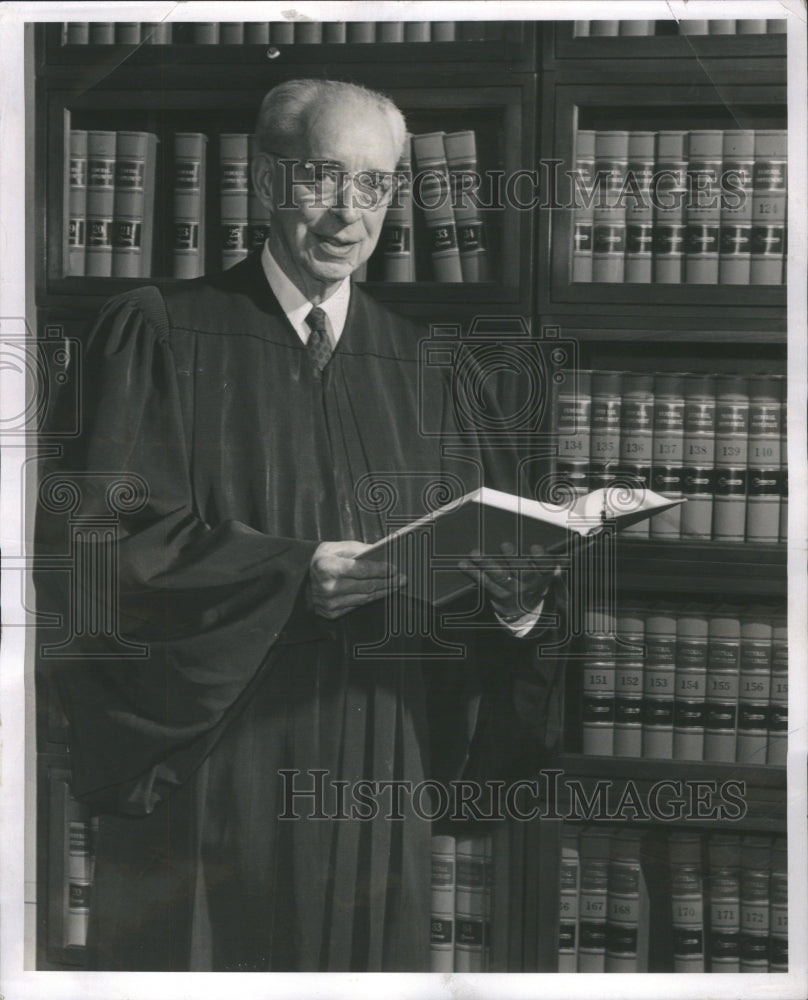 1961 Press Photo Raymond W Starr Judge Law Books