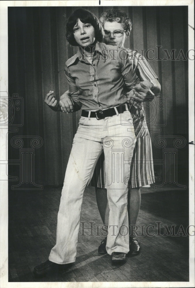 1977 Press Photo Teacher Susan Gould Woman Self Defense