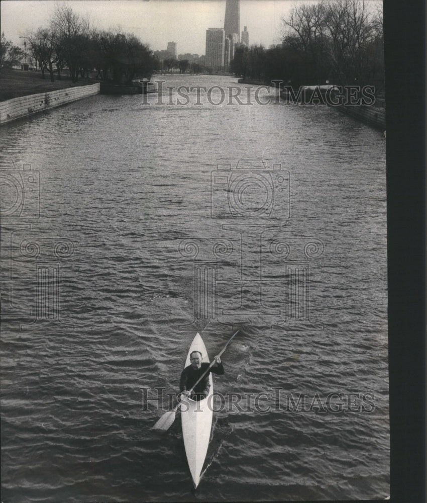 1970 Press Photo Man Kayaking Small Boat Dry Cocks Sun