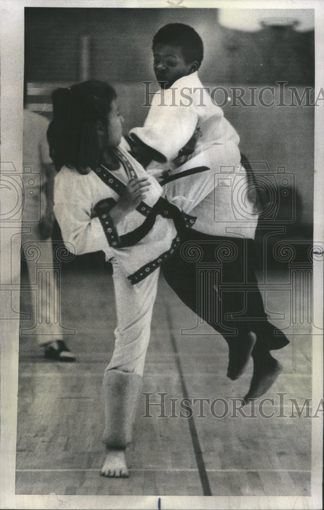 1975 Press Photo Arlen Limas Paul Ground Kick Mini Pee