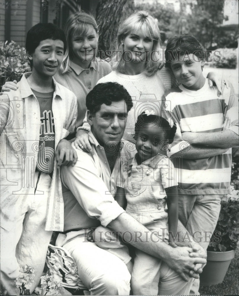 1986 Press Photo Elliott Gould Dee Wallace Scott Grimes