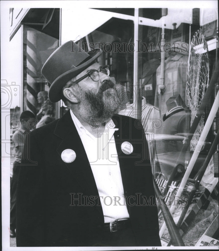 1971 Press Photo Cliff Weber Sporting Goods Shop