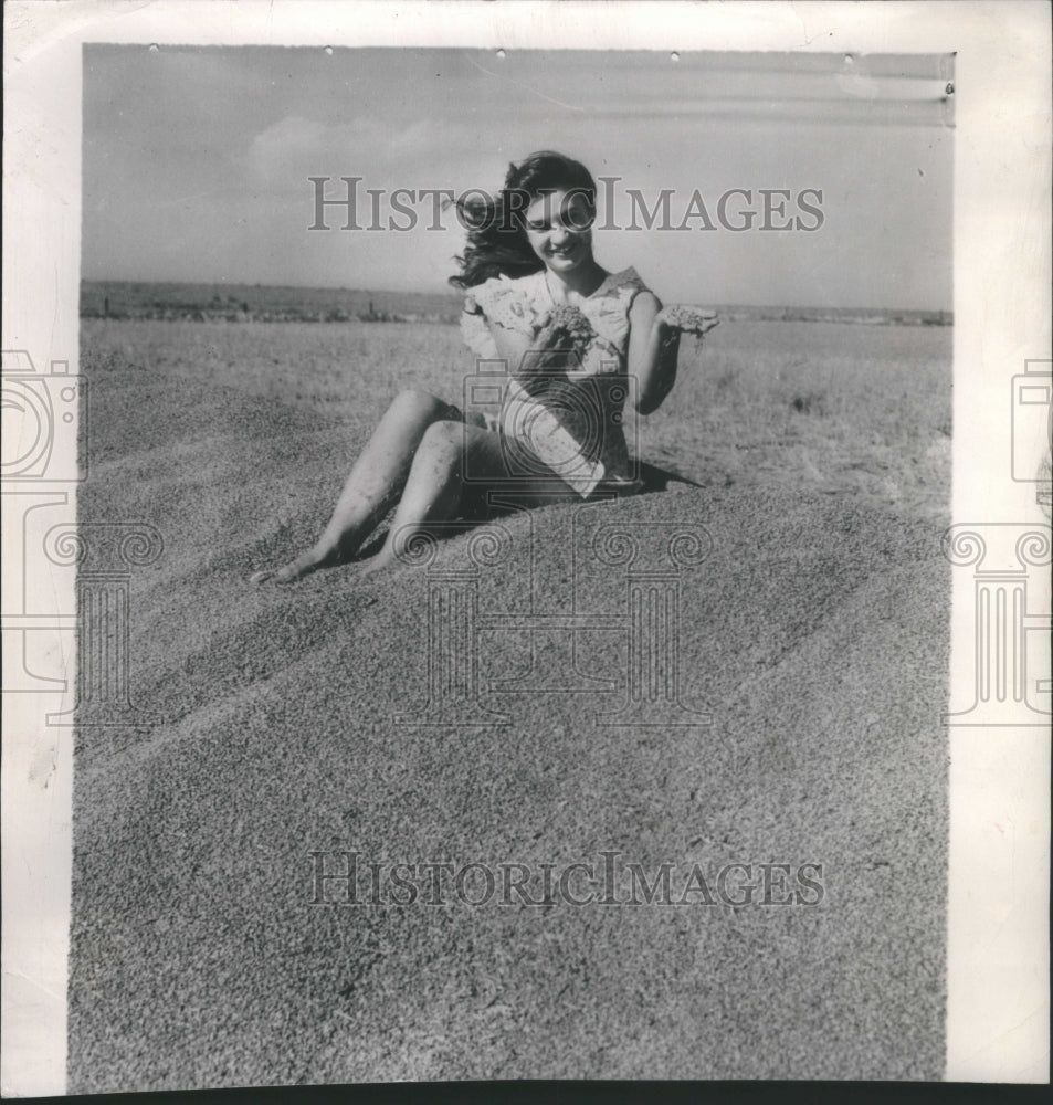 1948 Press Photo Wheat McCook Storage Women