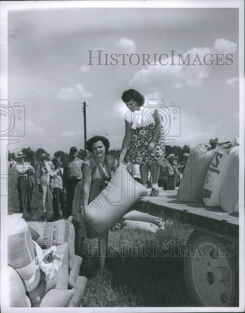 1946 Press Photo Wheat Unloading