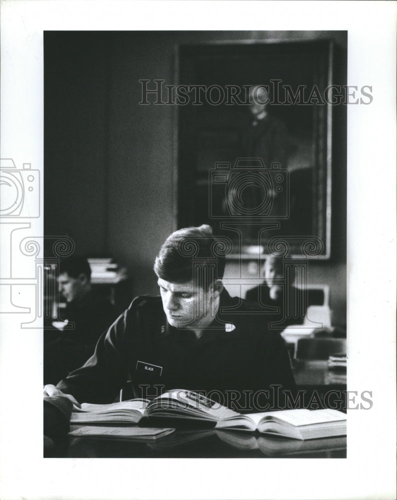 1984 Press Photo Star Full back Doug Black Library