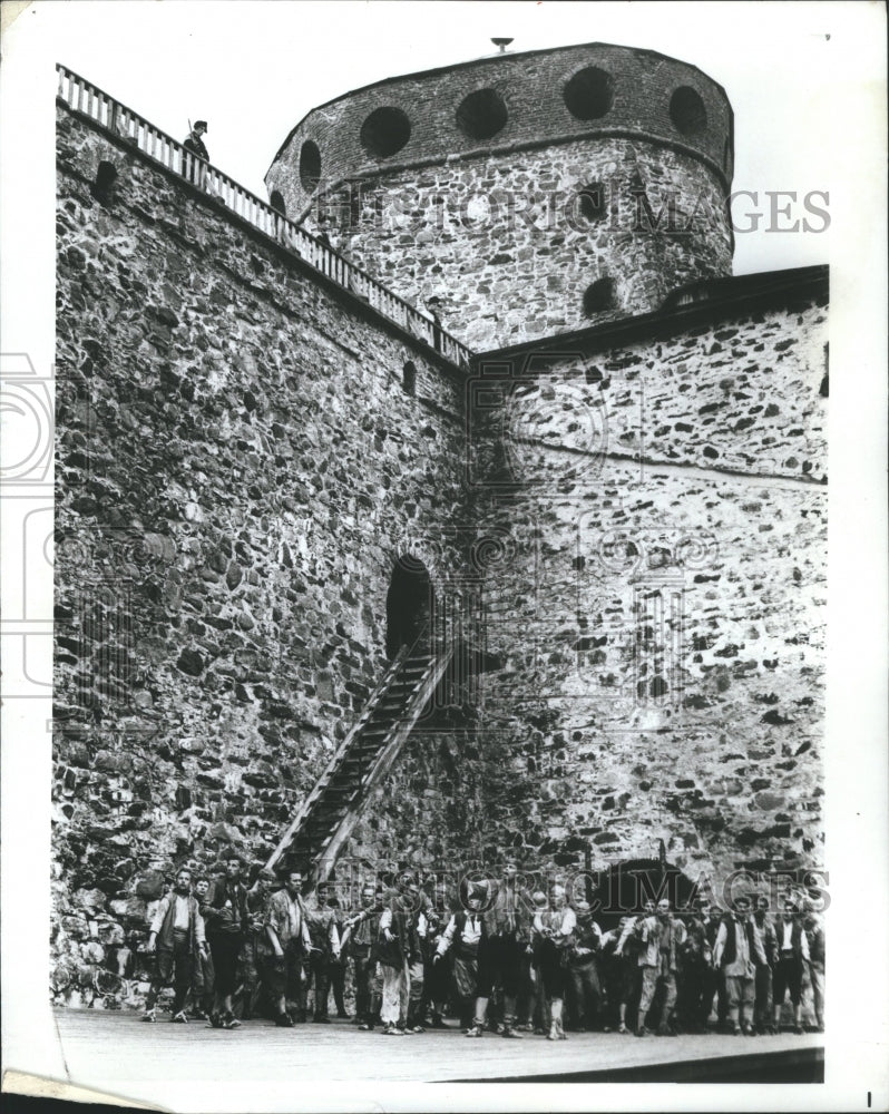 1973 Press Photo Castles Finland People Visit Landmark