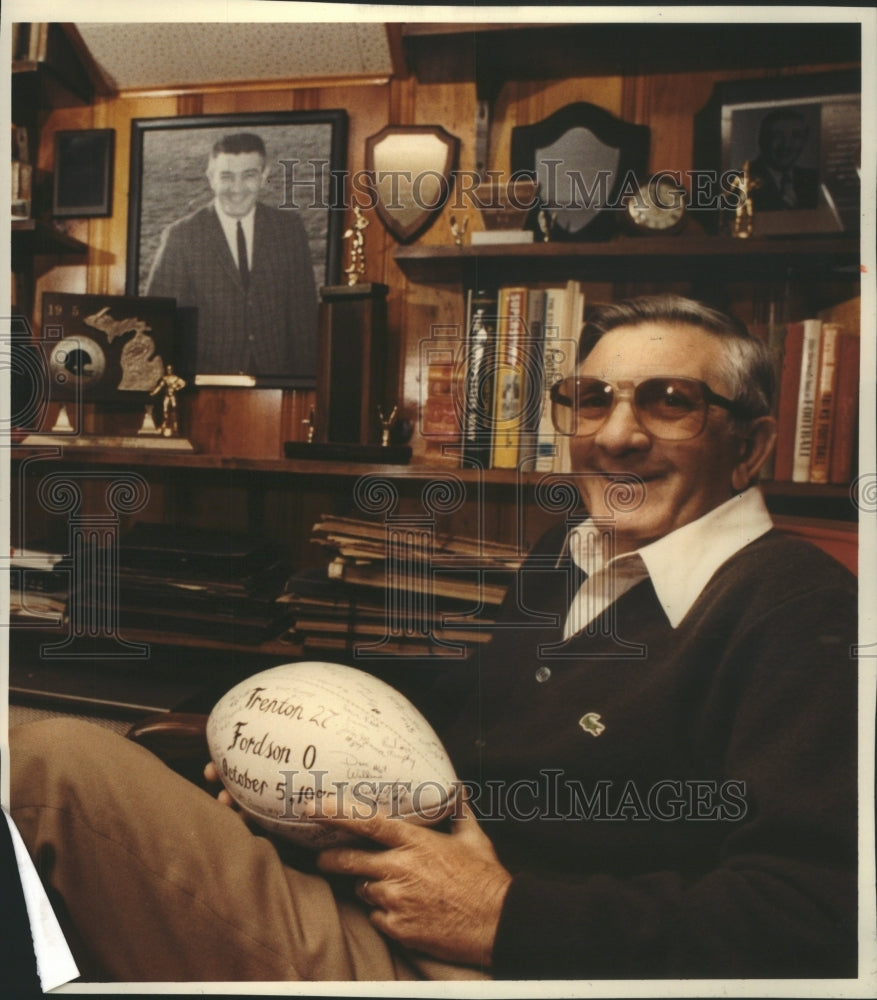 1985 Press Photo Jack Castignola Football Coach.