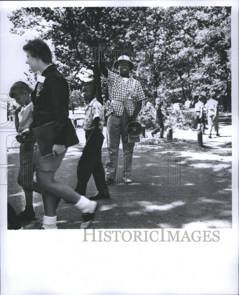 1960 Press Photo Tom Wright Traffic Campers Cross Tree