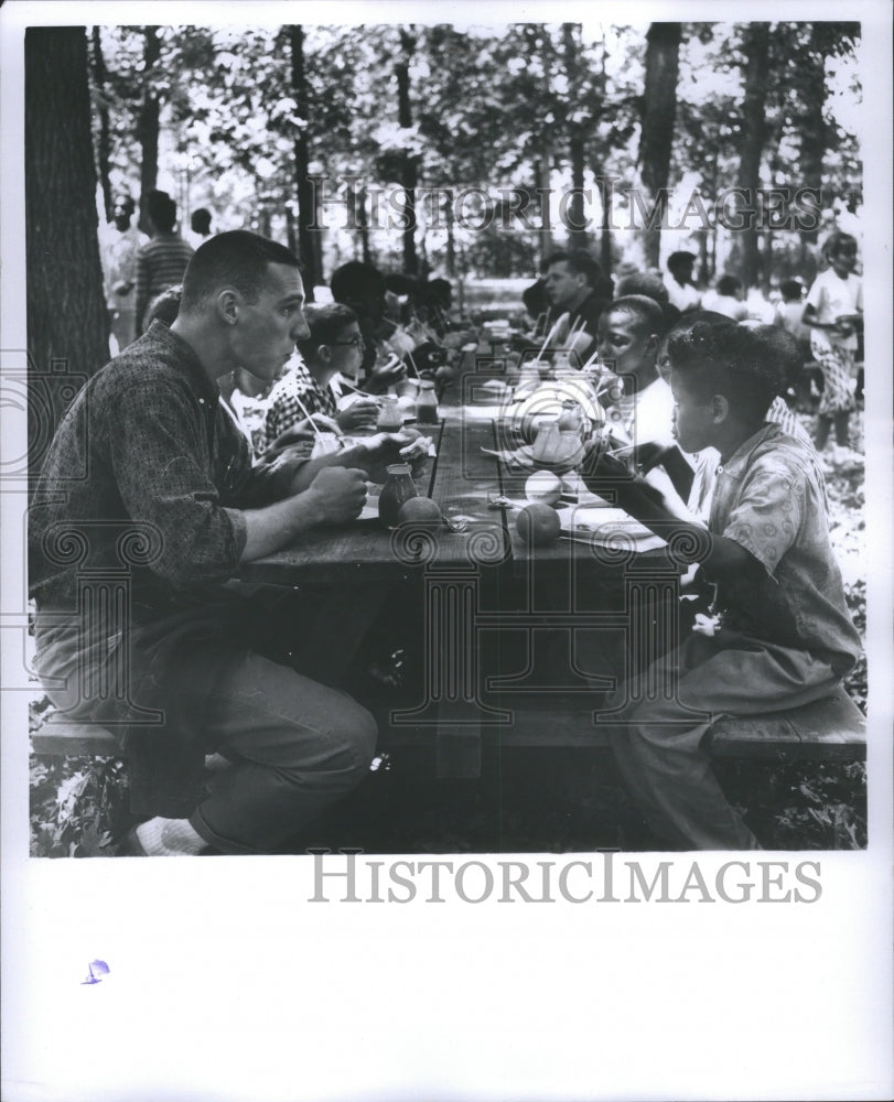 1960 Press Photo Camps Michagian Datherna Day Eating