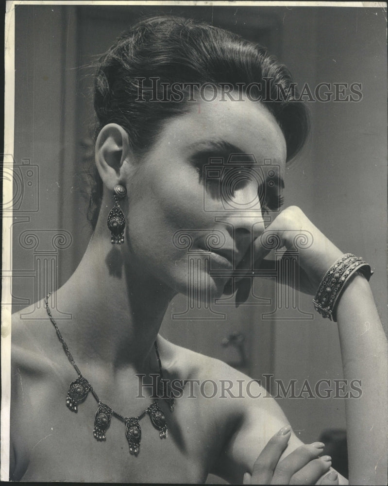 1965 Press Photo Sterling Silver Necklace Gilded Color