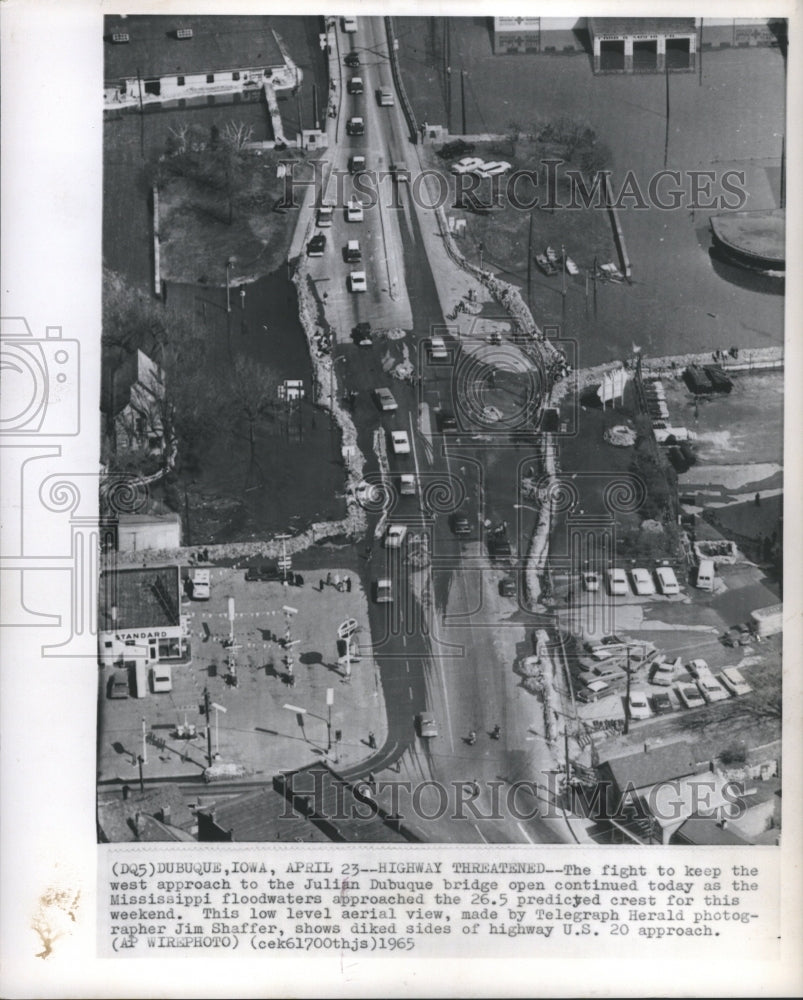 1965 Press Photo Iowa Flood Julian Dubuque Bridge